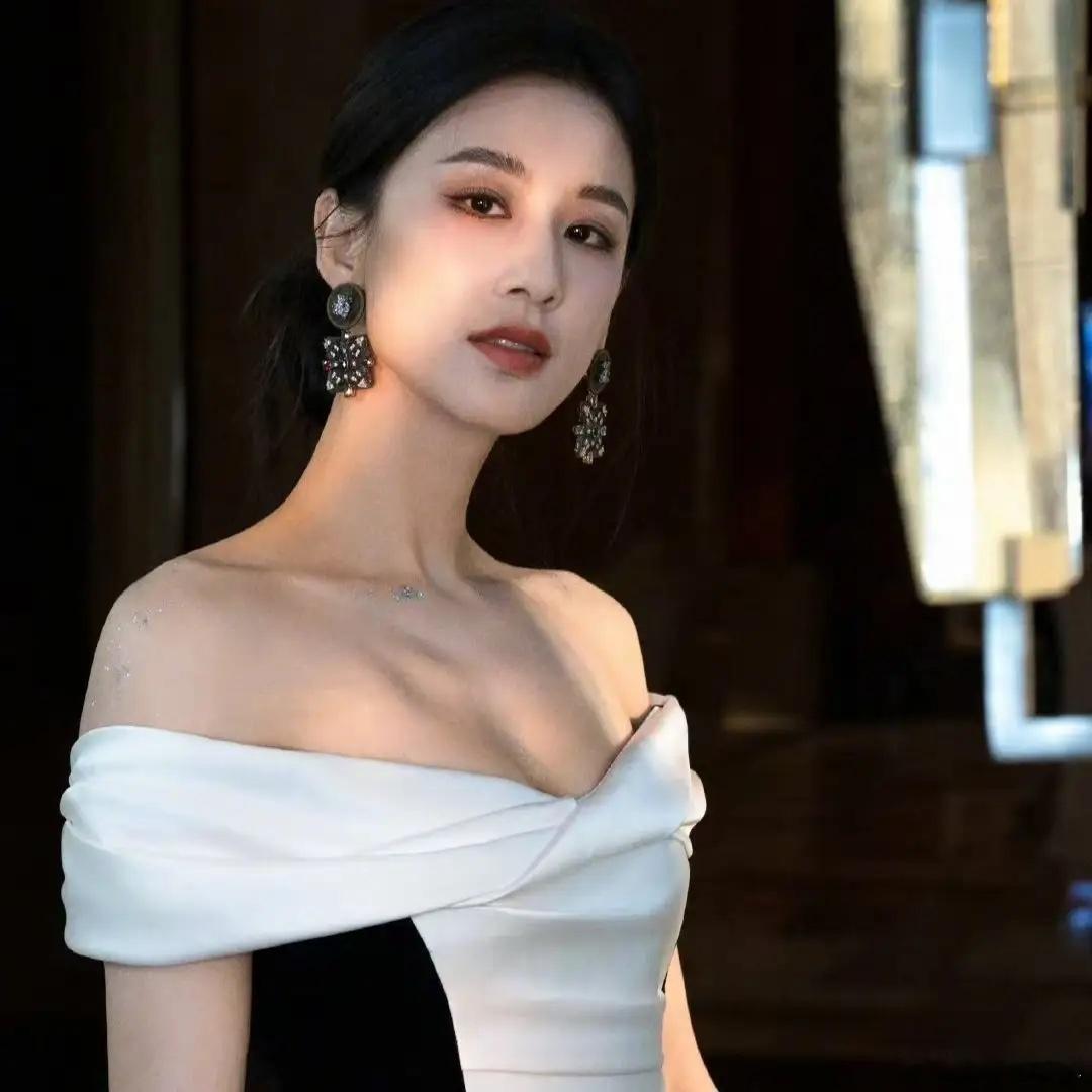 再见爱人  黄圣依家世 原来黄圣依的家庭背景这么好！黄圣依出妥妥的出身书香门第黄