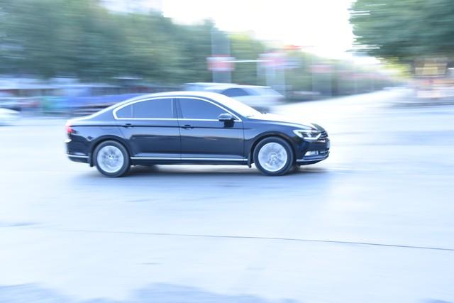 25万买迈腾还是帕萨特，这还真让人纠结。
从定位看，迈腾偏驾驶，更接近原版欧版P