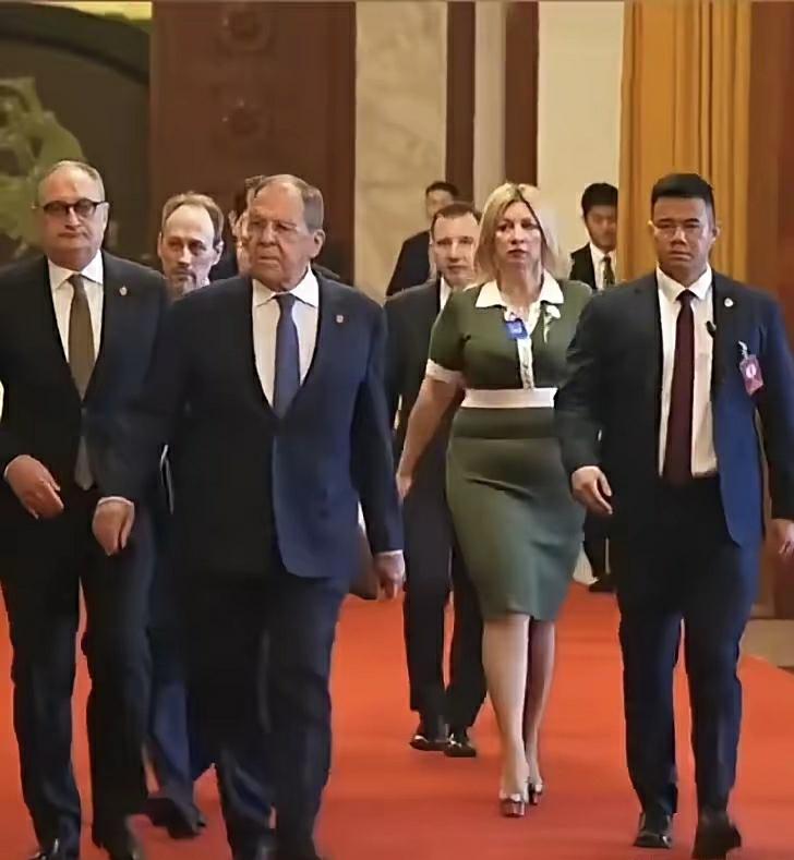 有个网友说的话匪夷所思，他说年轻漂亮的扎哈罗娃太强壮了，如果前面的拉夫想霸占她，