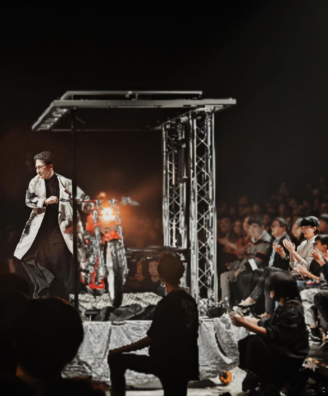#董卿带儿子看刘谦魔术表演#董卿带儿子看刘谦魔术表演，窝趣！居然还能看到董卿刘谦