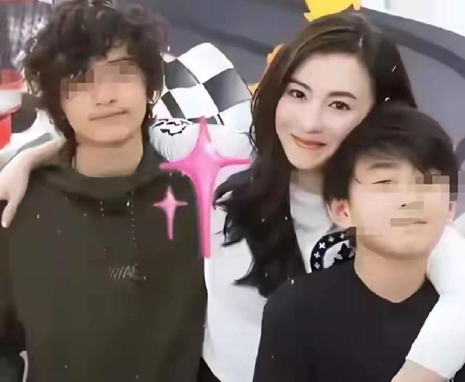 同日境遇差距扎心！张柏芝忧心患病爱子，谢霆锋演唱会高调告白王菲
 
    8月