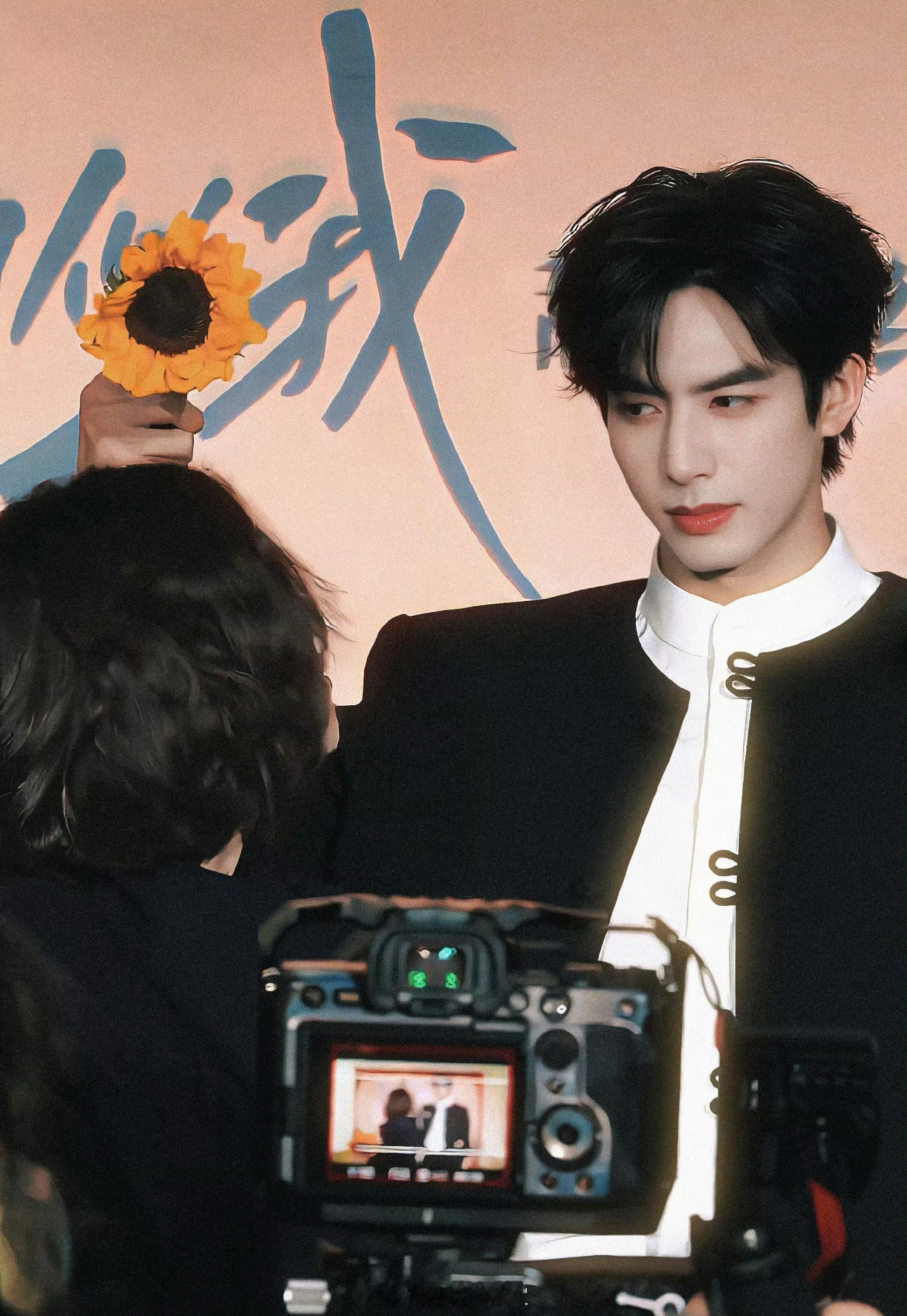 宋威龙在庆功宴上哭了《骄阳似我》宋威龙落泪了！ 