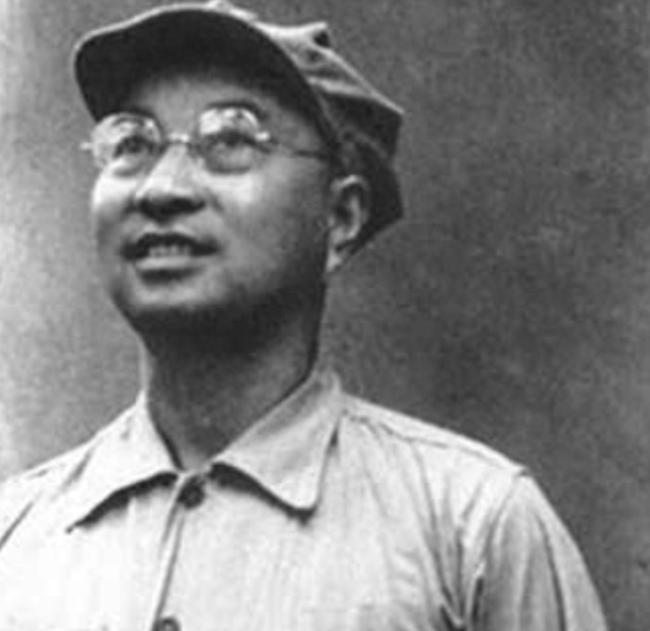 1933年，蒋介石亲自劝降一个囚犯，许他随便挑一个师当师长。这人冷冷回了一句："