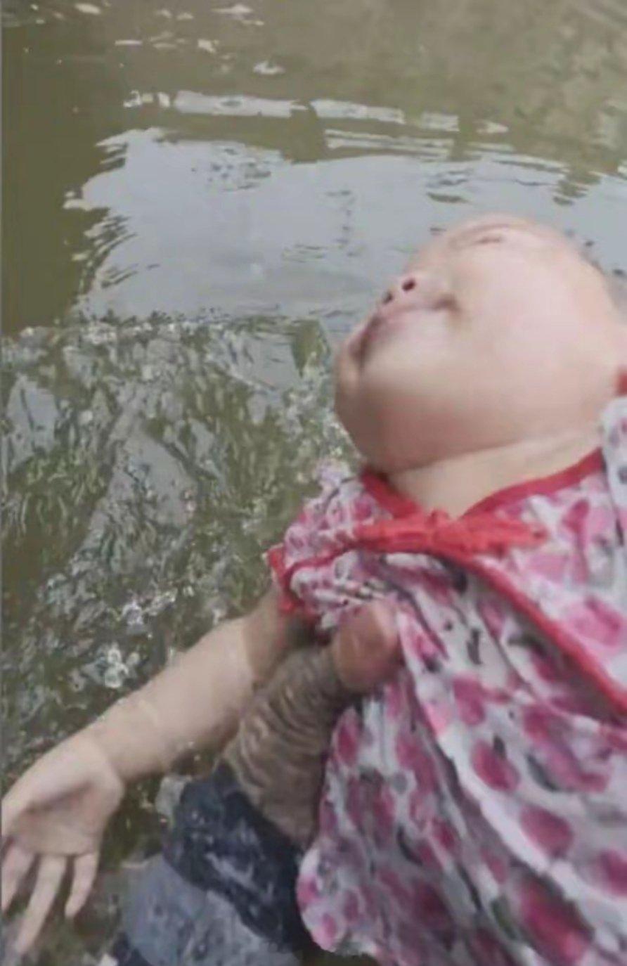 浙江慈溪，收竿归家的钓鱼爱好者刘胜，撞见穿纸尿裤的幼童溺水漂浮水面 。明明不识水