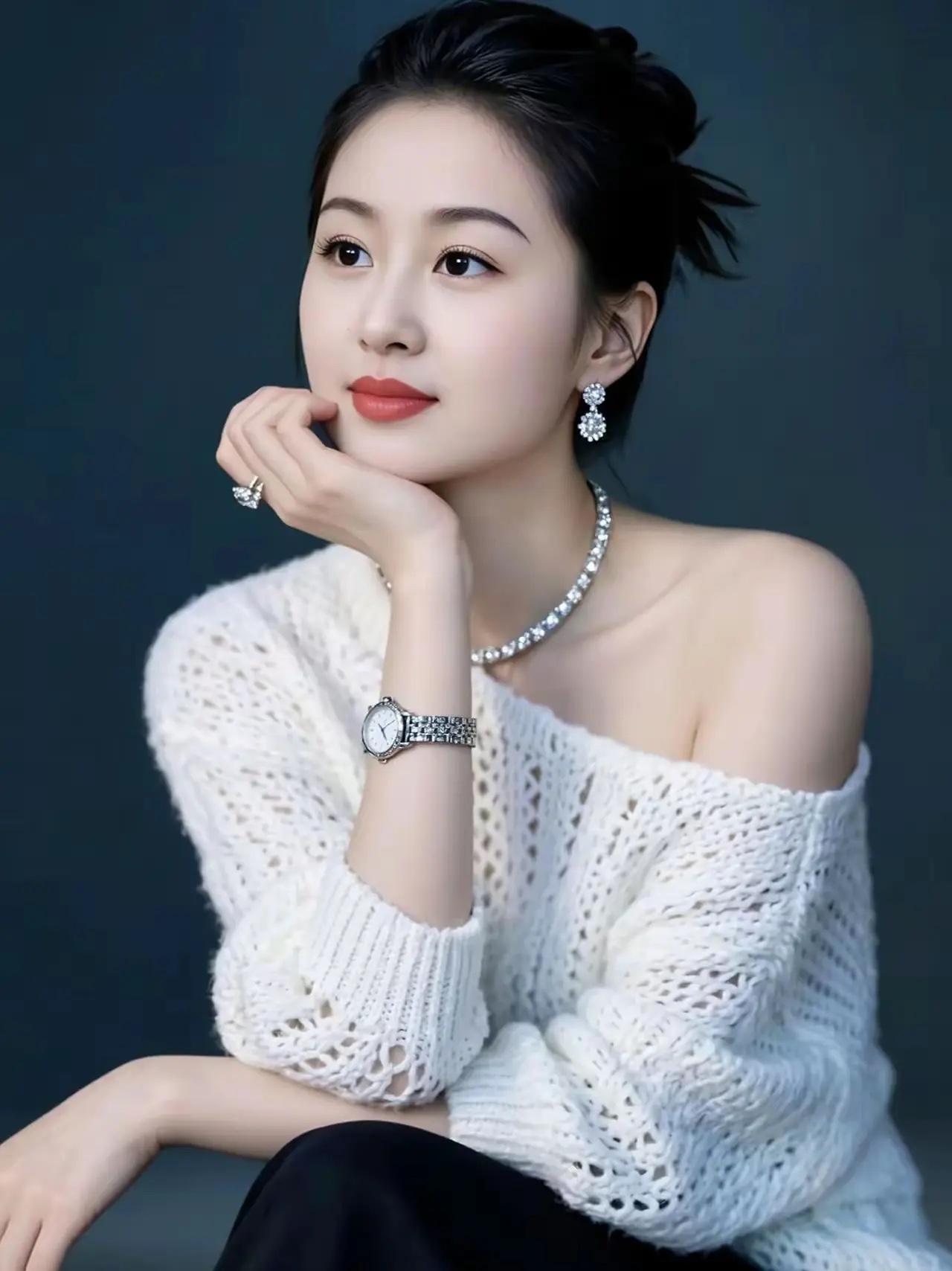 气质优雅的芸娘，如诗如画，自带风骨；娴静中透着雅韵，散发着独特的美。
看你如赏一