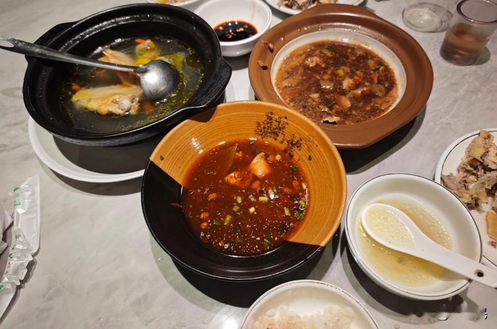 在一家景区附近餐厅吃饭，手机扫码点好菜以后，3-5分钟就上了这三个大菜，所以这是