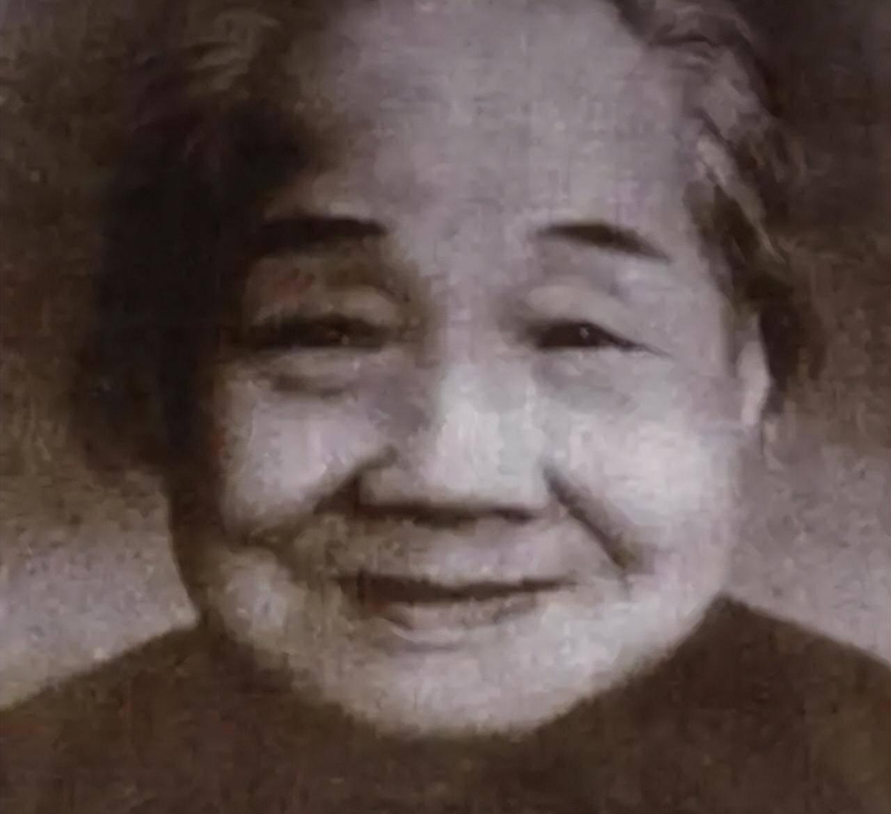 1950年，毛岸英提着两瓶土酒，到湖南板仓看望外婆，80岁的老人紧紧攥住他的衣袖