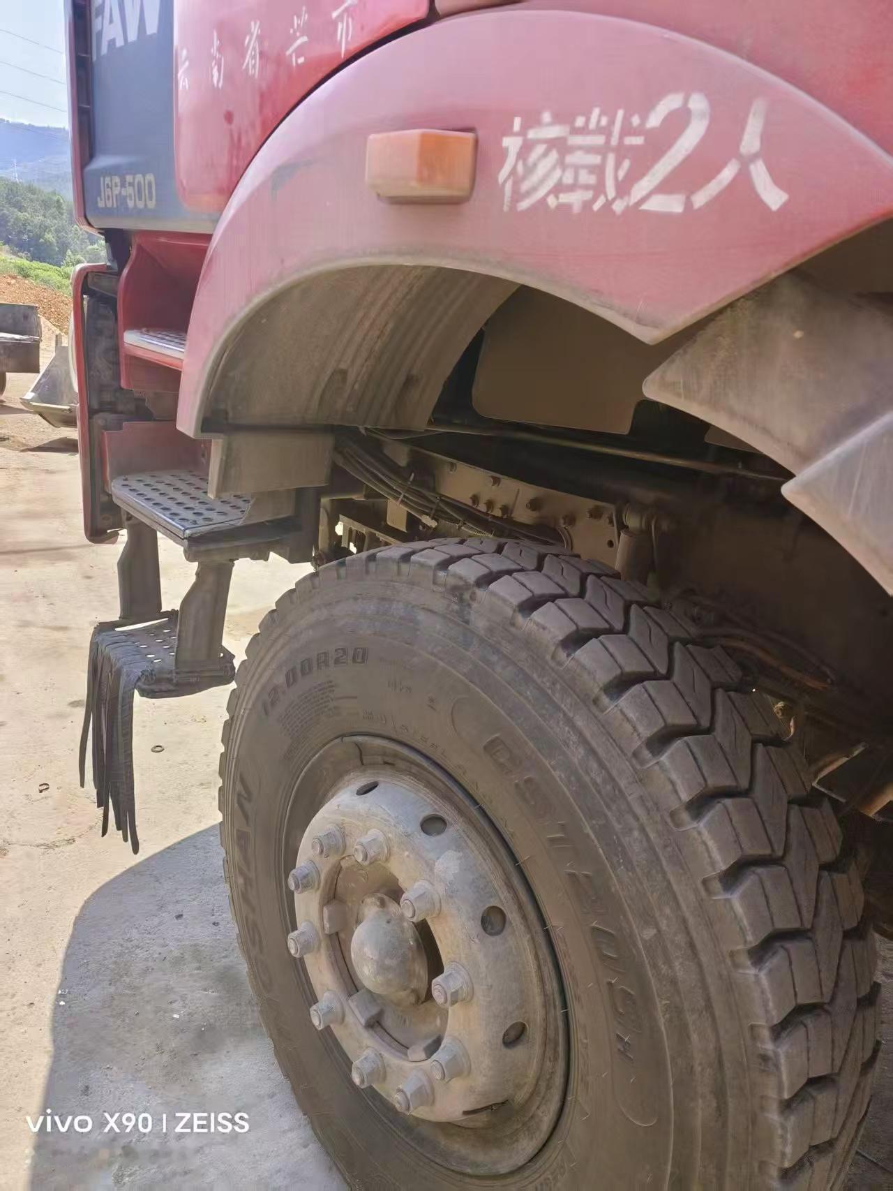 18年3月上牌，车刚检保险都还有，420马力，6米货箱，车况相当精品，天天拉水泥