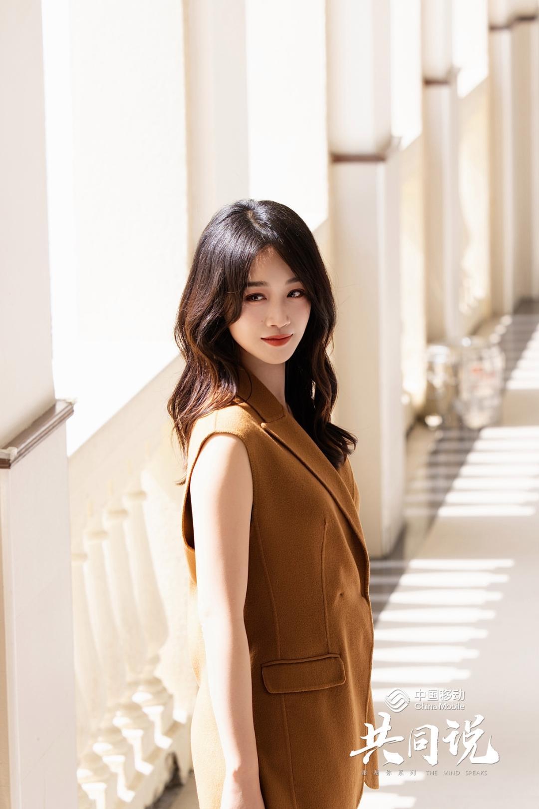 蓝盈莹一组《共同说》的造型大片曝光，多套穿搭风格各异却都尽显独特气质。在校园走廊