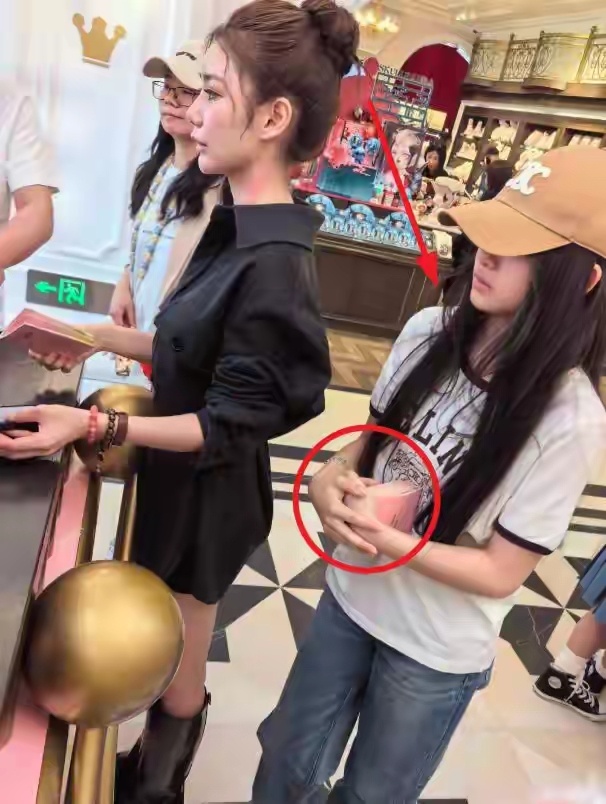 家人们，有网友4月22日在北京泡泡玛特城市乐园偶遇马筱梅带着大S的女儿玥儿！这可