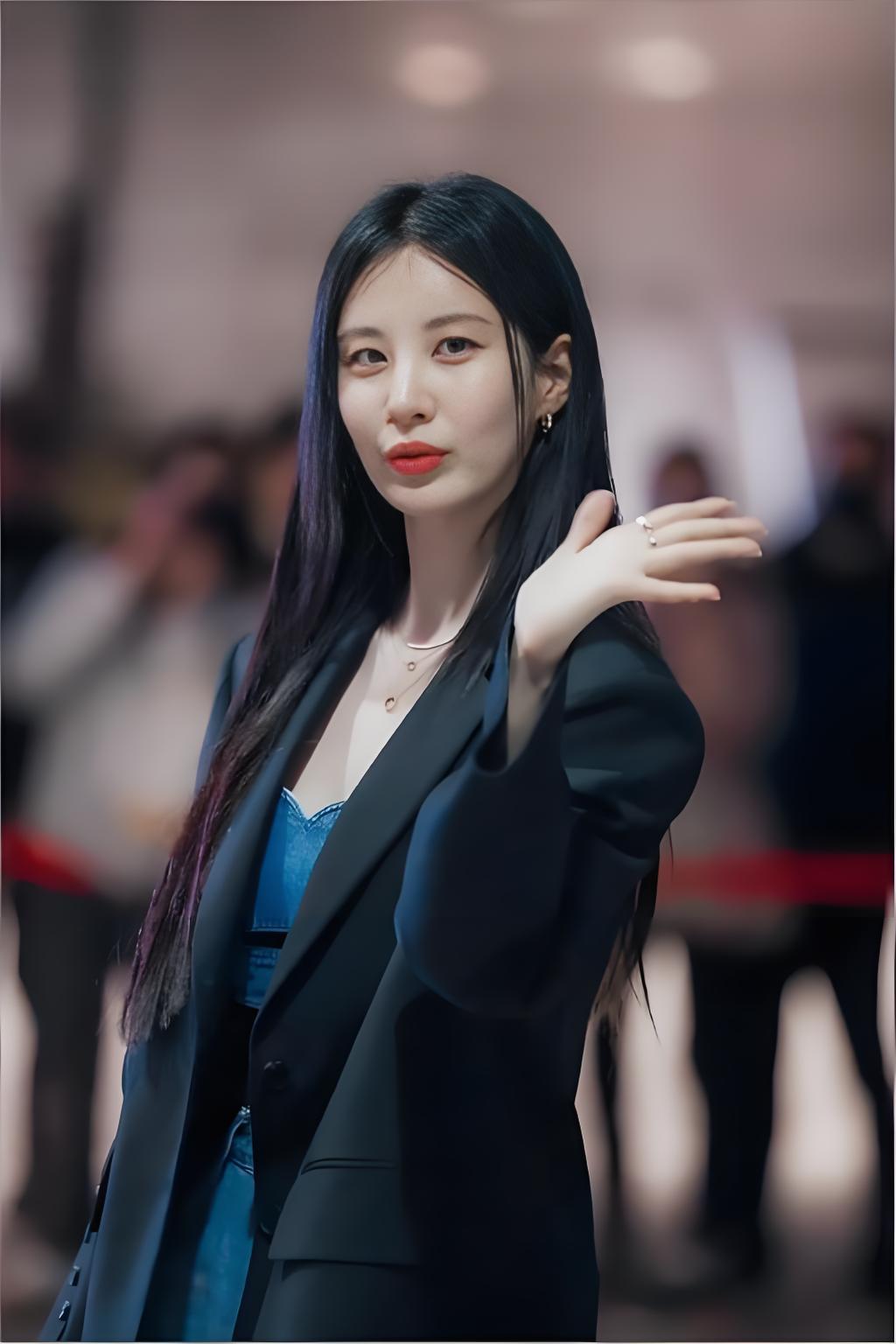 优雅职场风，自信满满，红唇轻启，魅力无限！