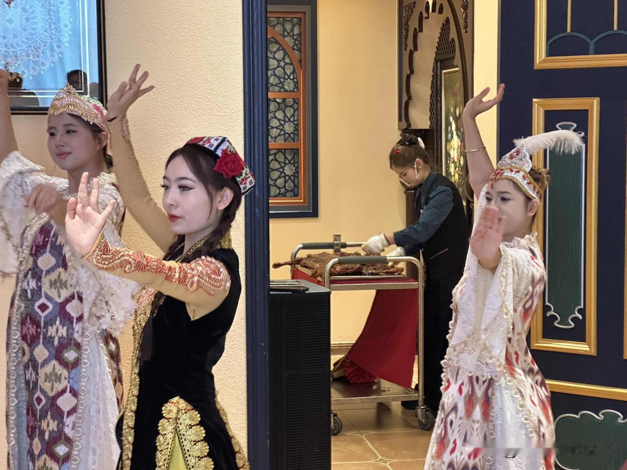 唱着歌儿跳起舞，大口吃肉大口喝酒，新疆乌鲁木齐市的壹号院烤全羊，是用小羊羔做的，