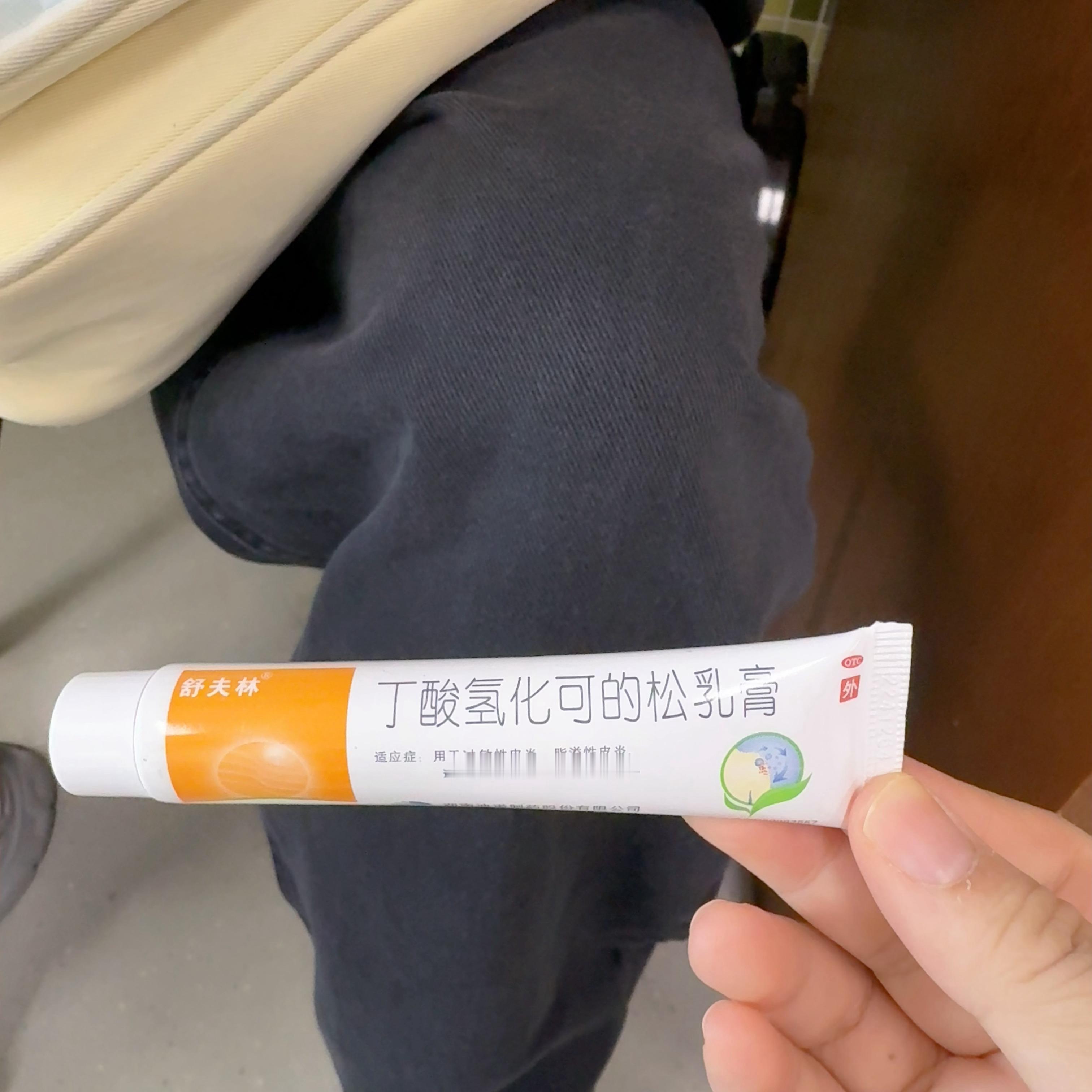 我出门的时候忘记带口红了，于是翻白切黑的包，白切黑说没有，上次被我拿走了没还他。