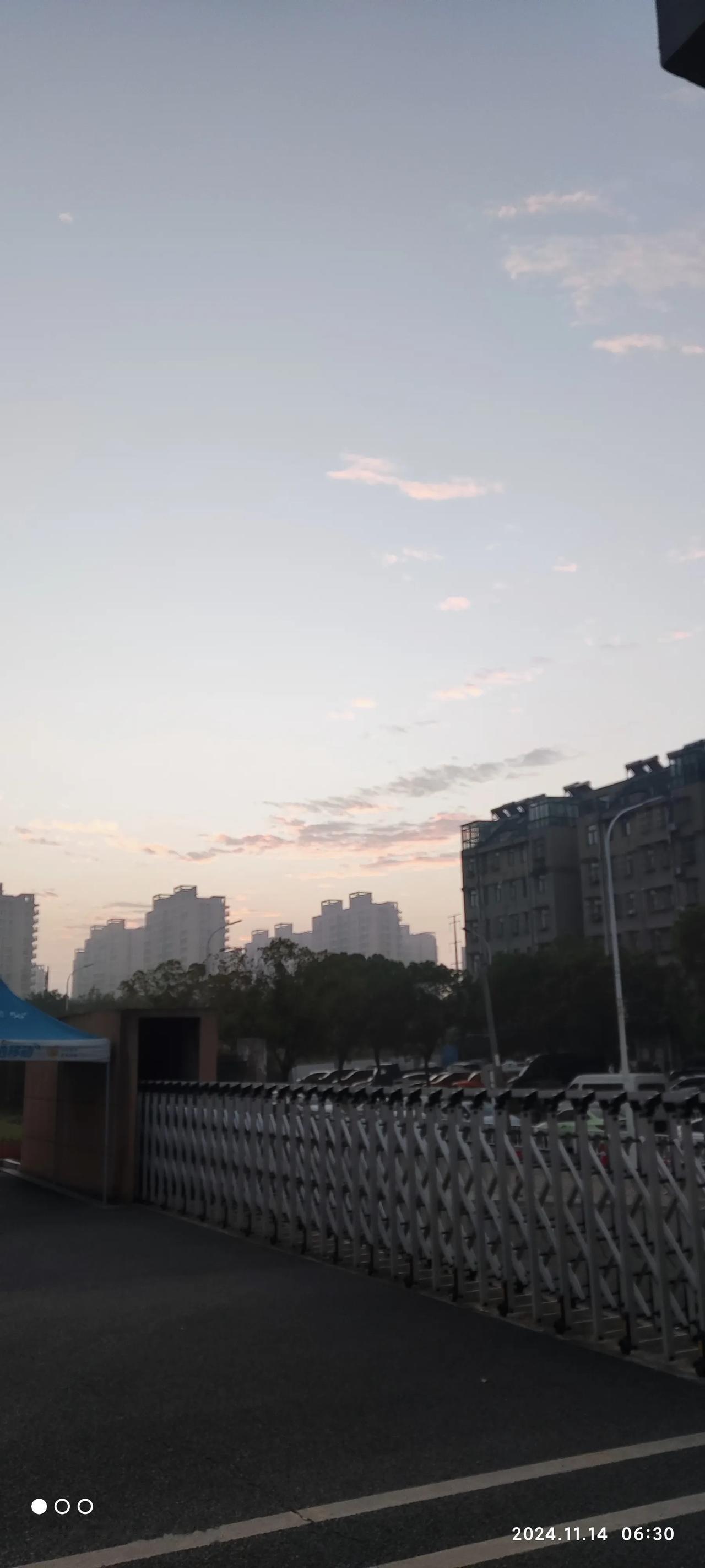 业已入冬，时下江南却暖似五月天。。。
你评评，这是一股什么风呢。。。。

一>
