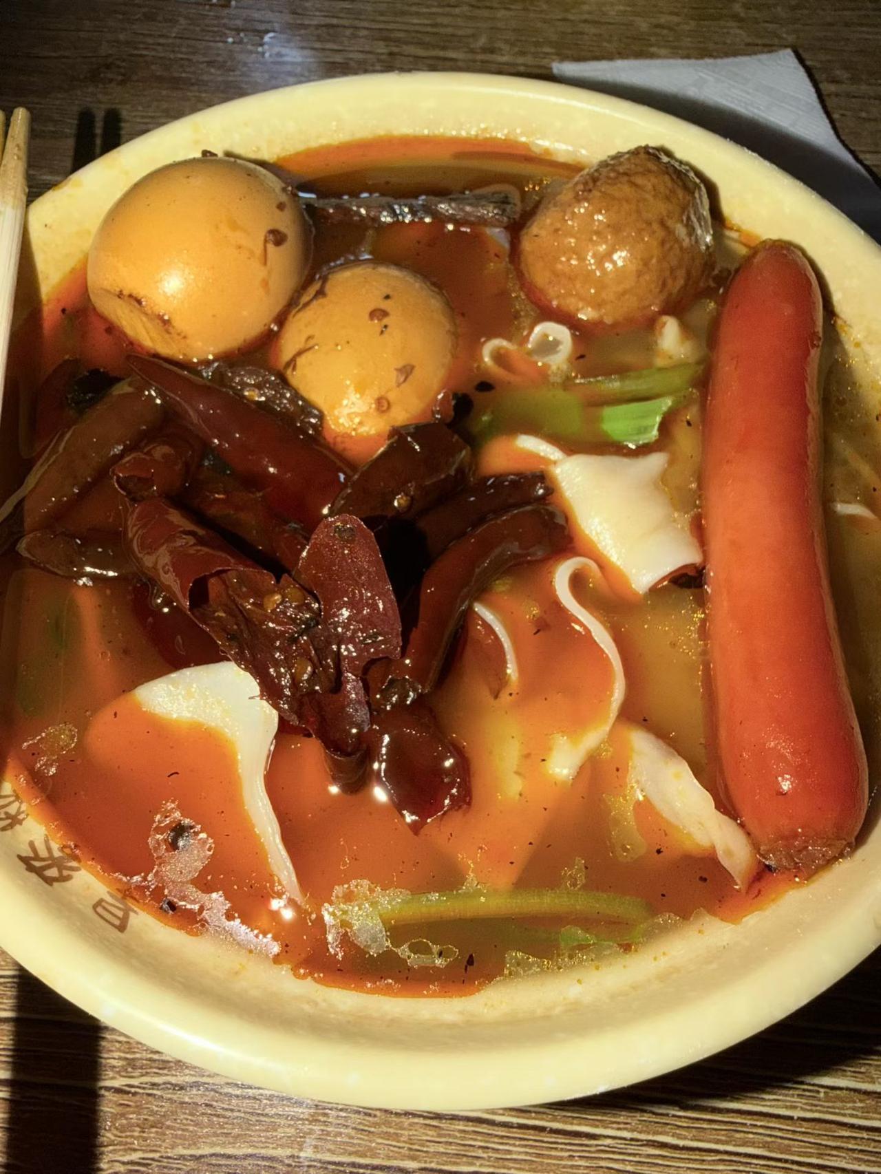 楼下就有一家安徽板面店，挨着一家抻面馆，二者颇有肯德基和麦当劳的韵味，互为竞争又