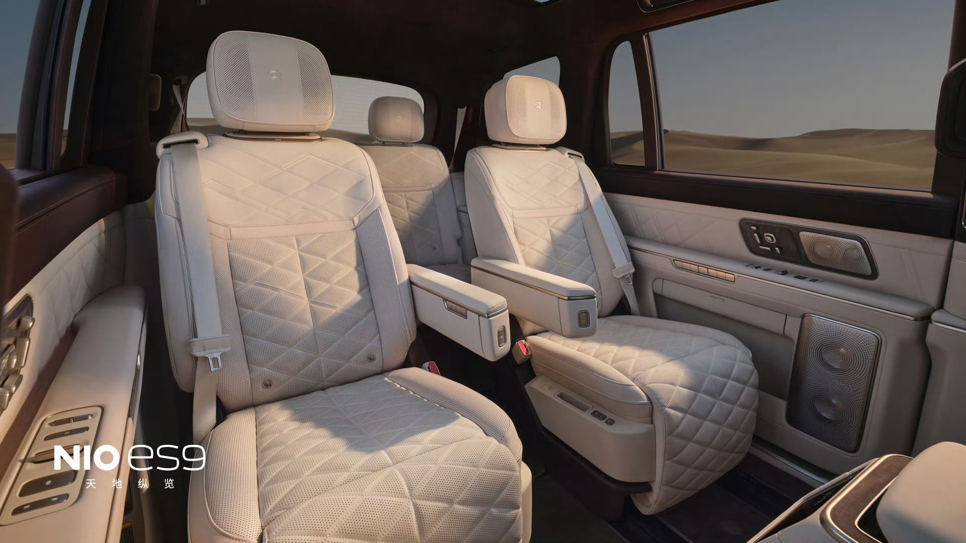 蔚来ES9后排带中央通道的版本，这个更适合三排经常坐人的场景和需求依然足够豪华，