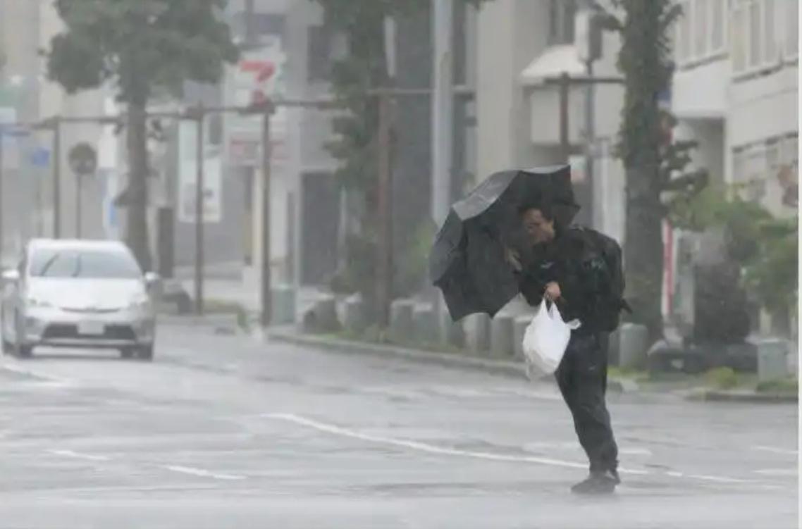 台风“蔷薇”袭击日本西南部！宫崎市39万居民紧急撤离，9人受伤，数百航班取消
