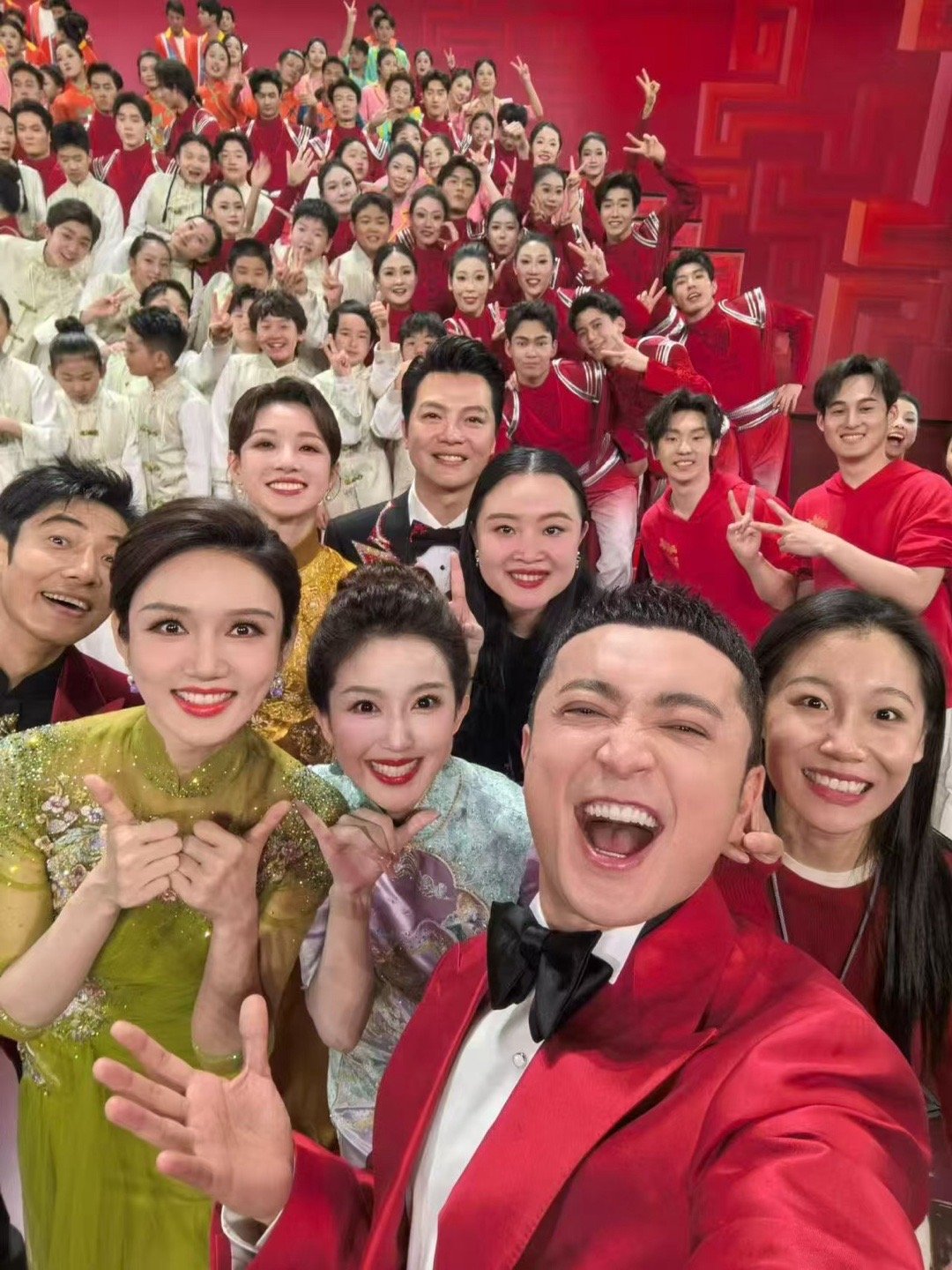 被撒贝宁尼格买提笑晕了每年固定节目：看小尼小撒互怼。从《你好生活》斗到春晚舞台，