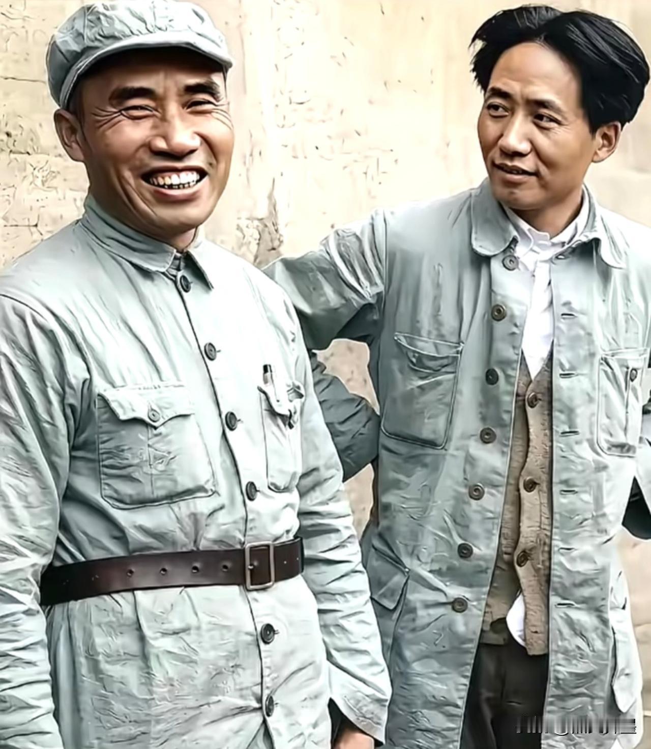 仔细看他俩的眼神：一个一心追随，一个满眼欣赏
朱总司令曾对身边人说：自己的革命生