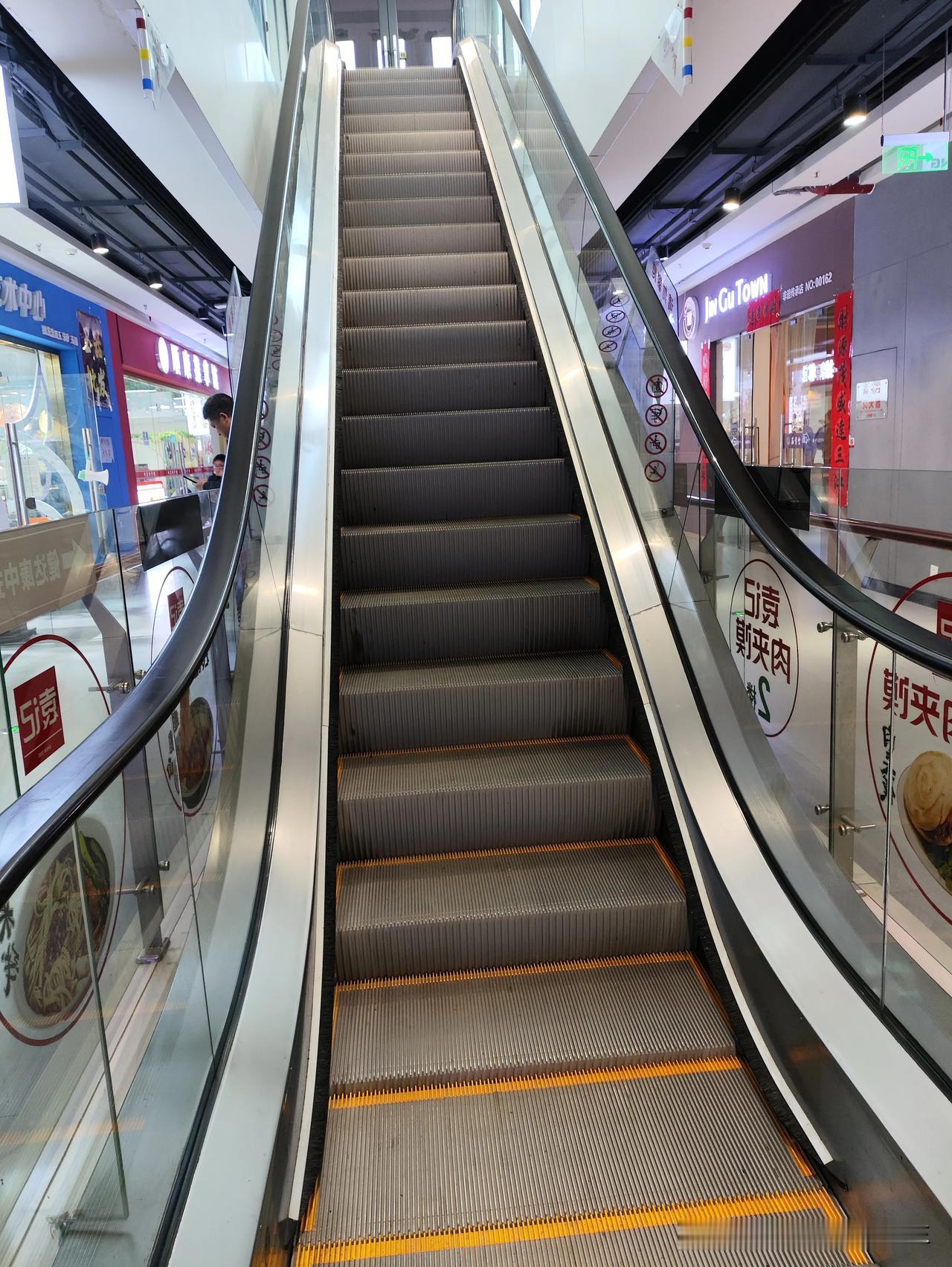 “这能上吗？”一年轻娃问倚在扶梯旁休息的我。
“这能吧，只是停了（没通电）。”