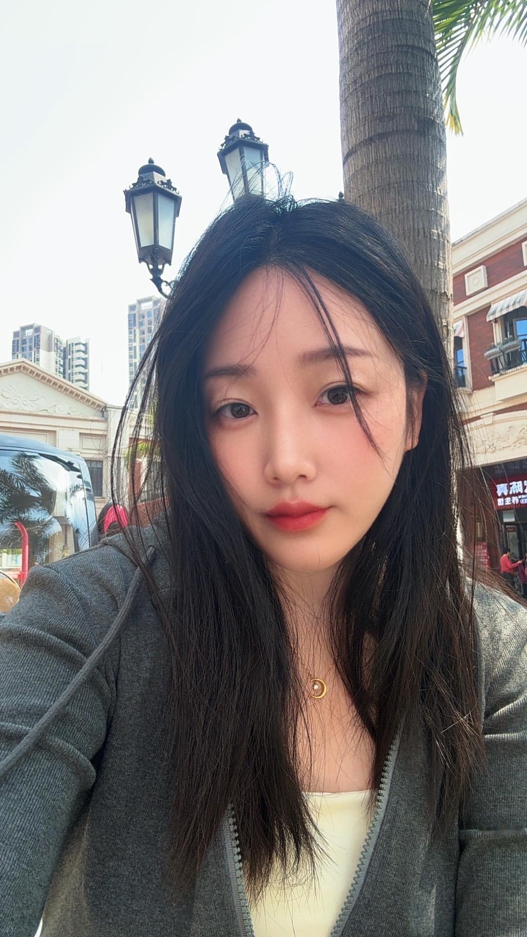 有什么好羨慕的呢，有的人长得很漂亮，却未能遇良人，有的人不漂亮，却遇到了知冷知热