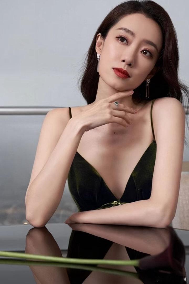 张小斐天坛奖评委首亮相 张小斐以天坛奖评委身份惊艳亮相！灰西装套装简约大气，针织