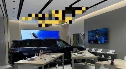 商场展车被小孩误触撞入手机店广东中山商场展车被小孩误触撞入手机店，致店铺停业装修
