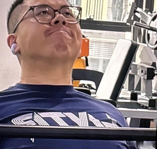 我发现拍健身的素材的时候不能真的练。昨天我想拍一些健身的素材，把工作机给我教练，