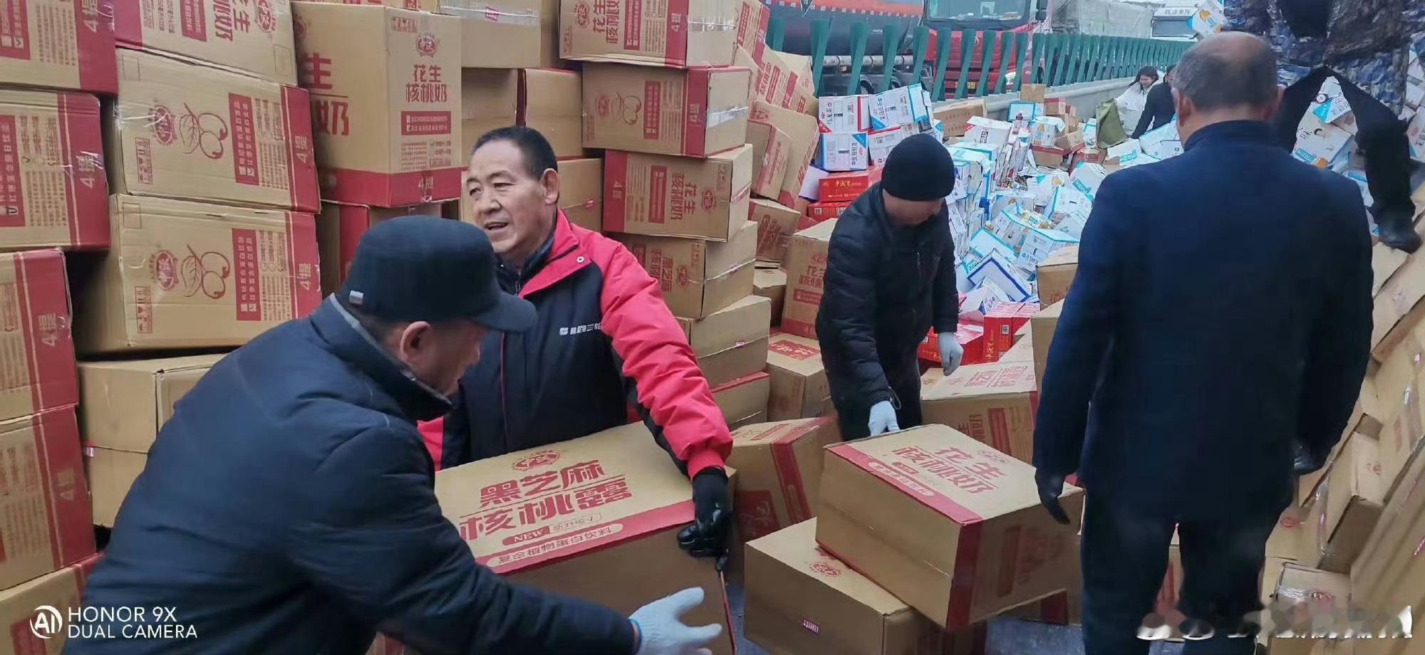 【#三门峡高速货车侧翻众人哄抢物品系谣言#司机家属：没有被哄抢，好心人连口水都没