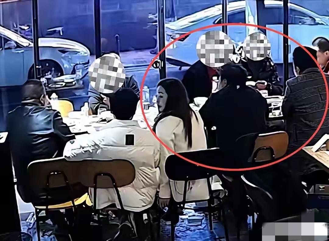 一场原本热闹的聚餐，最后却变成“冤大头”的尴尬现场。十名朋友相约吃饭，结账时九人