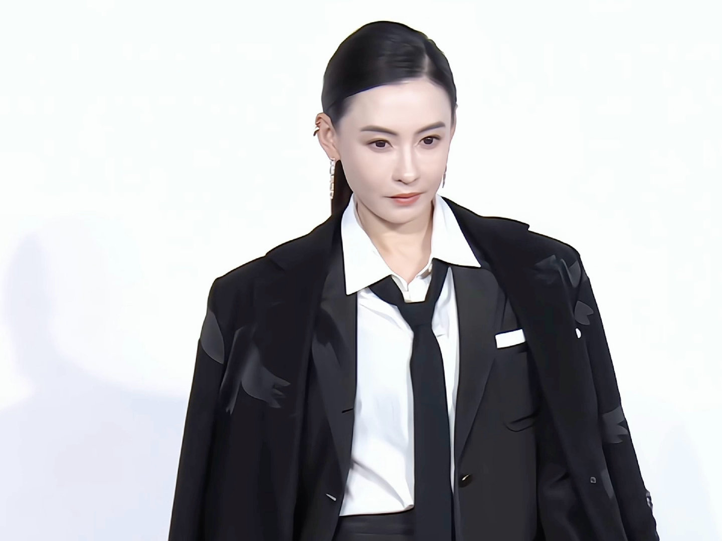 无论几岁，老天爷赏饭吃这句话用在她身上真是再合适不过了，那顶级的头骨令人惊叹，仿