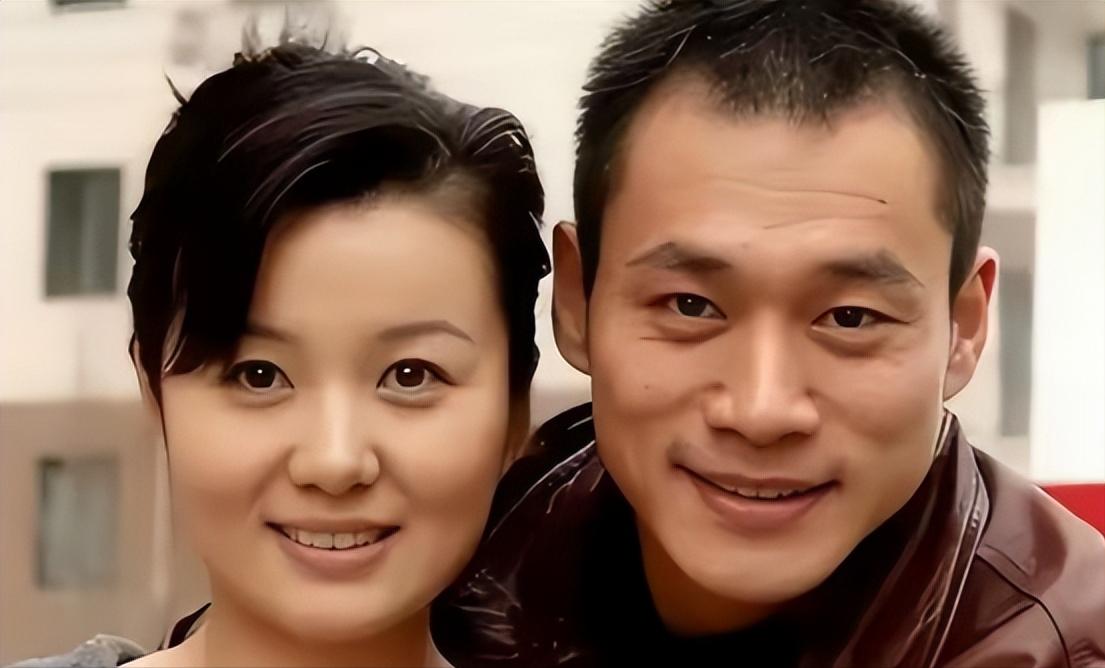 1998年，饰演“武松”的丁海峰爱上了“潘金莲”王思懿，丁海峰的妻子得知后竟然不