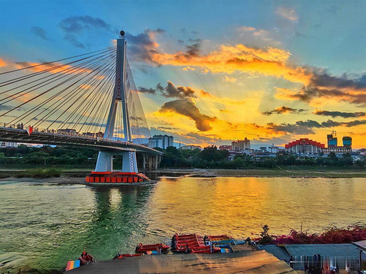 好运气不会凭空而来，要么藏在努力里，要么藏在坚持里。