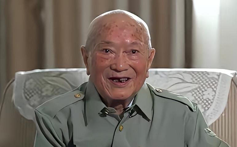 1979 年，廖汉生到成都军区视察，和一位老战友坐在一起叙旧。两人都是从枪林弹雨