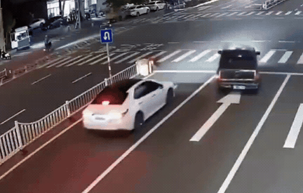 本以为只是一个普通的刮擦事故，结果对面一辆摩托车为了看热闹酿成了大祸！