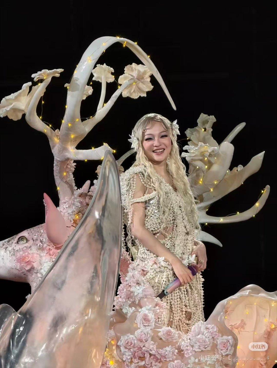 张韶涵舞台造型没有瓶颈期张韶涵真的是舞台queen，每次的造型的不要不要的！我只