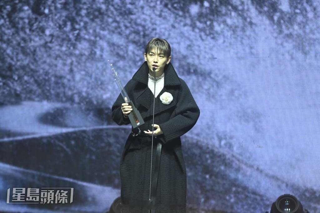 星岛：新城颁奖礼2025丨华纳新城破冰成功取佳绩 MC张天赋认细听公司话 对《叱