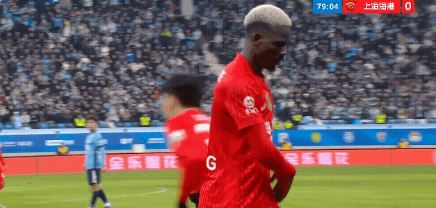 上海海港主教练这个赛季挺有个性啊，今晚面对大连英博比赛，比赛到了79分钟球队依然