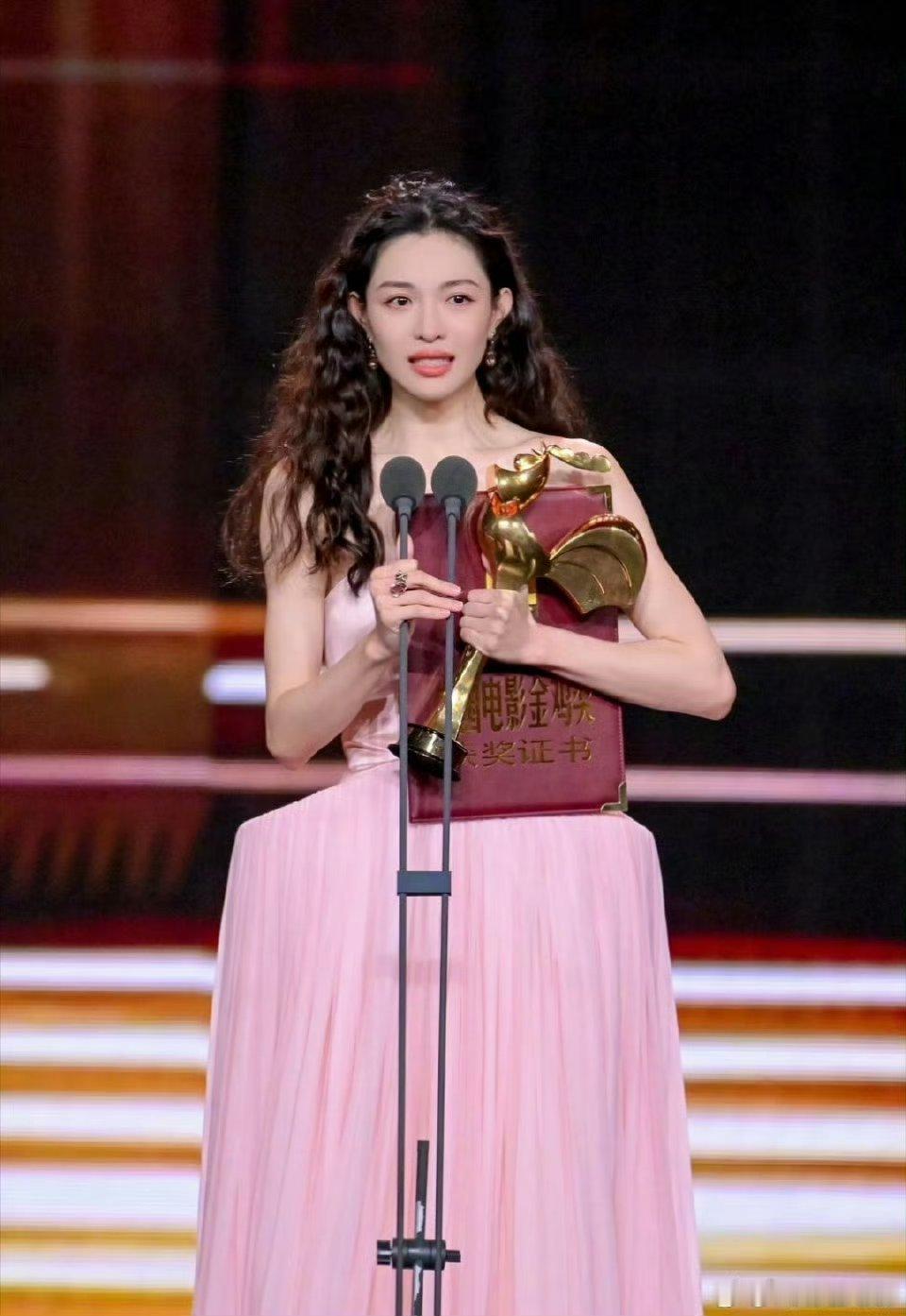 金鸡奖高光时刻！《好东西》摘最佳故事片，宋佳二封影后、钟楚曦夺女配，戏外顶峰相见