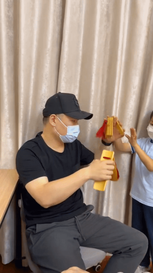 岳云鹏教蔡磊儿子快板“左手拿这个，食指放这里面”，岳云鹏教蔡磊儿子打快板，还问小