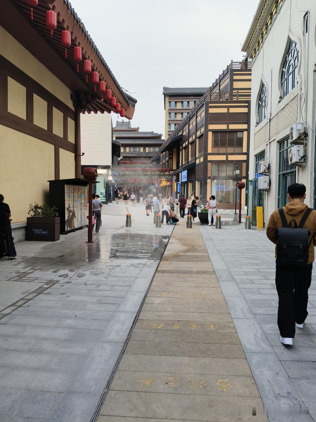 古街这热闹劲儿，简直绝了！人来人往，就像潮水一般。街边的小店里，卖着各种特色玩意