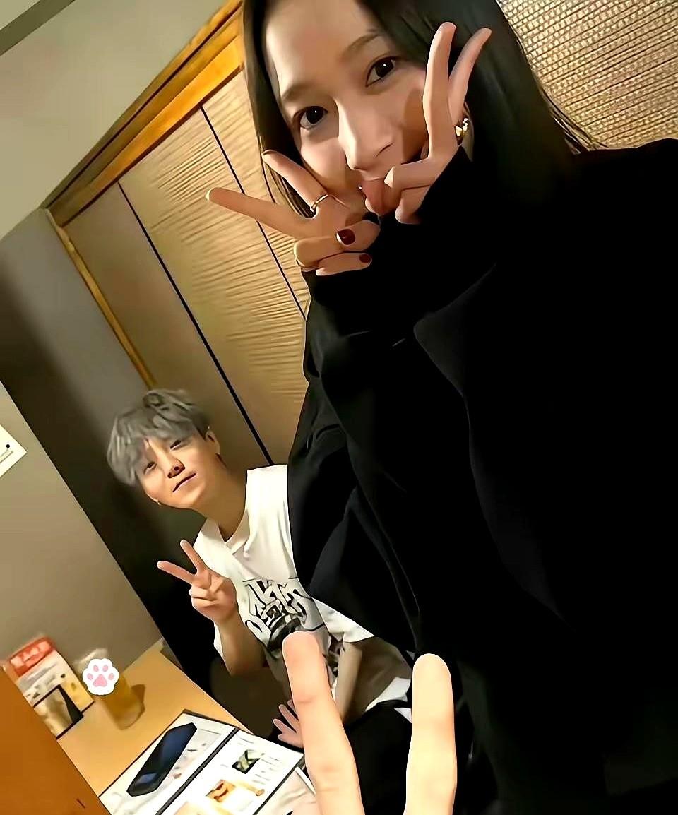 鹿晗关晓彤还是分了。

俩人的人生规划，已经不是一条道上的了。关晓彤卯着劲儿要转