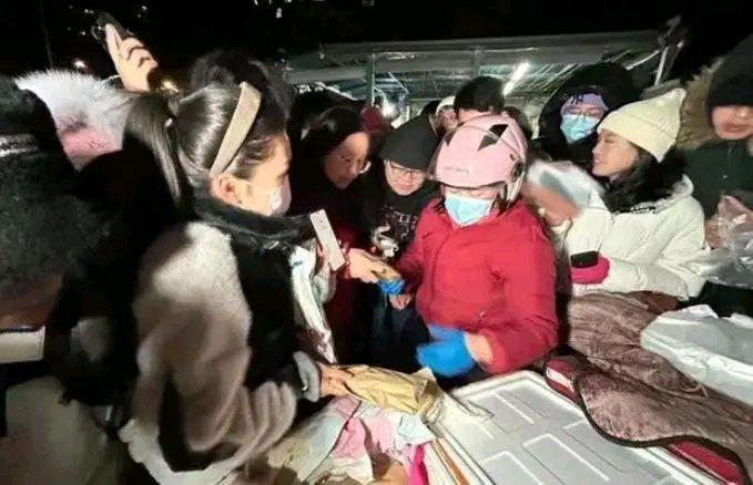 谁能想到，曾经让清北学子疯狂排队的“鹅腿阿姨”人设崩塌了。6月9日，她在团购群承