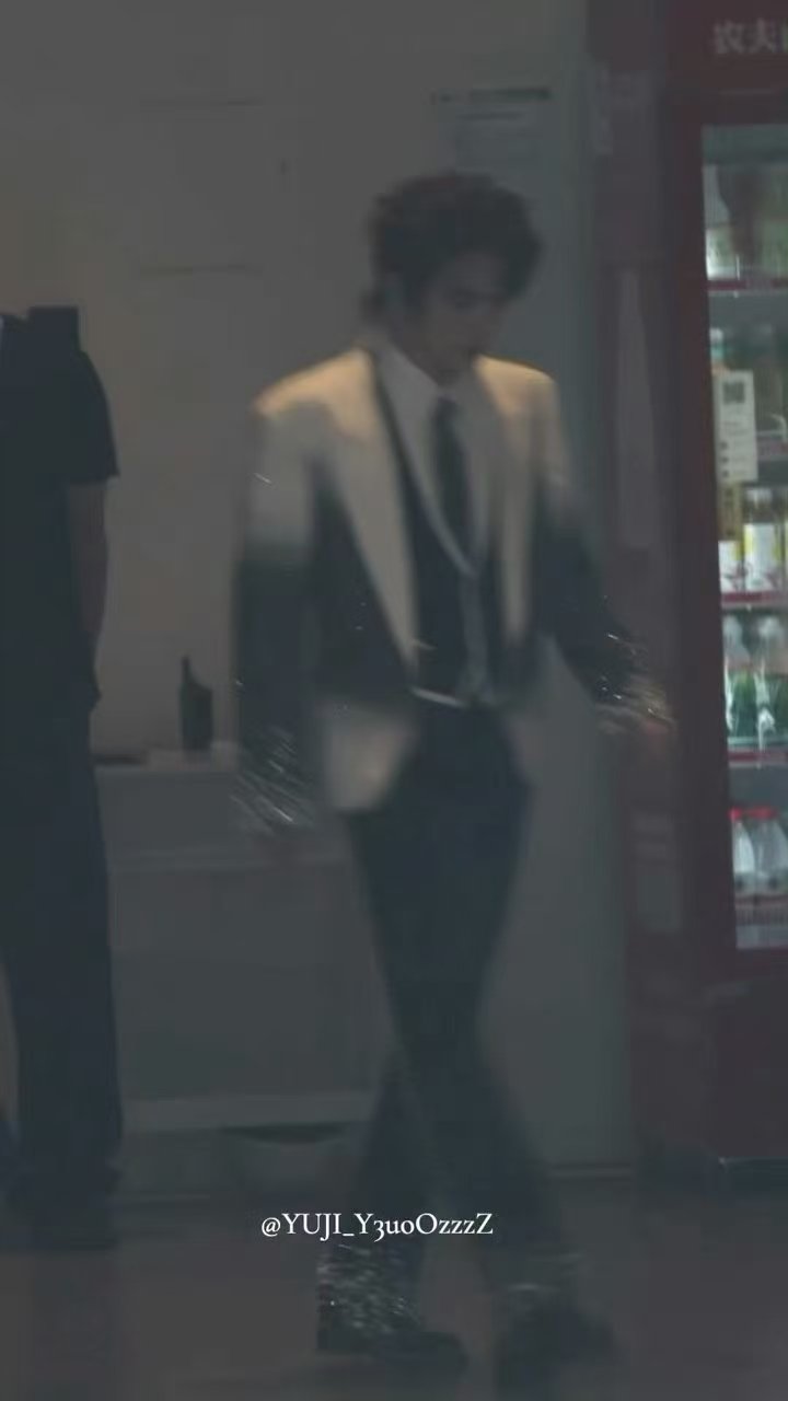 宋亚轩这一身好闪宋亚轩黑白拼色闪钻西装 宋亚轩这一身好闪啊啊啊 