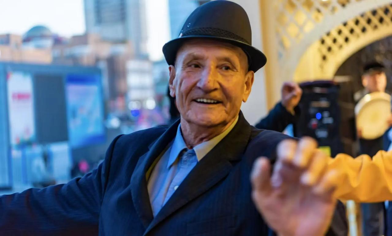 舞王之王
在大巴扎美食城的二楼有一个露台，这里是文艺表演的地方。
刚进美食街，这