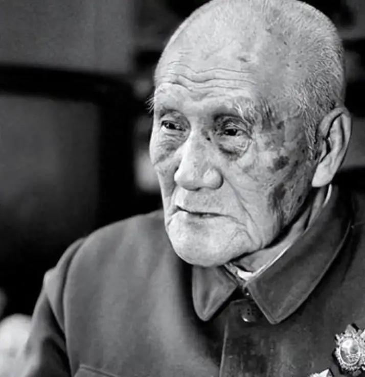 1941年 延安 ， 毛主席去食堂时，一个人拎着削尖的木棍朝毛主席后脑勺刺去，千