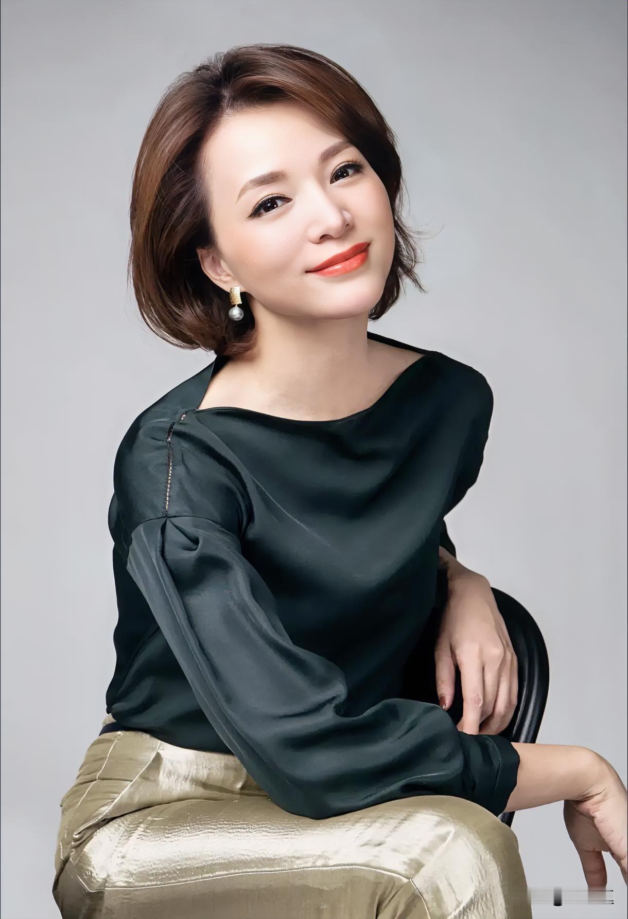 董卿已经很难再拼事业了！
原因很简单，不是因为她没才华，
也不是没资源，而是她的