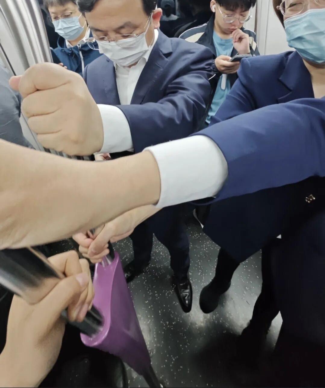 坐地铁碰到船夫哥，这大老板还亲自坐地铁。也没人让个座啥的，总算有机会和王总平等了