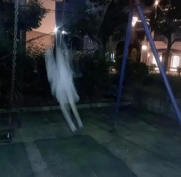 昨天晚上给女友拍的照片，把我吓了一跳！没敢让她看。[笑哭]