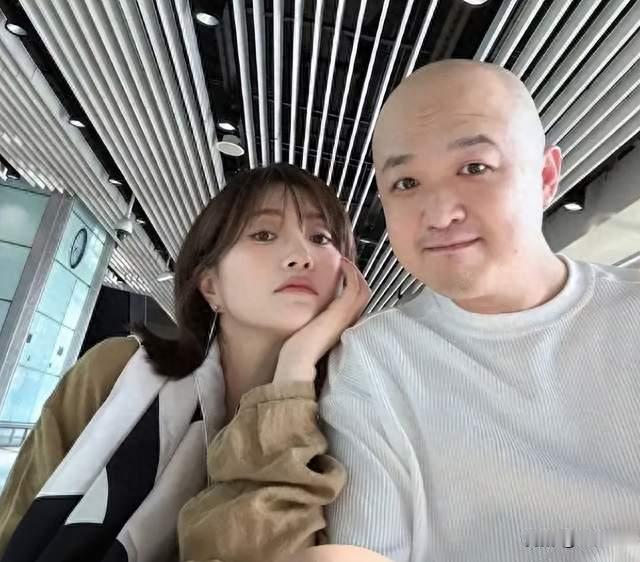 出轨风波仅1个多月，包贝尔夫妻恩爱出游，包文婧这次不装了